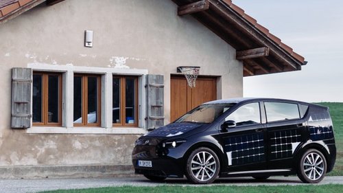 Die Integration von Solarzellen in das Exterieur eines seriengefertigen Elektrofahrzeuges ist nicht nur innovativ, sie überzeugt zusätzlich auch durch ein einzigartiges Designkonzept. | Foto: Sono Motors