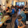 Großes Interesse und viel Spaß beim Pubquiz zum Thema Europa: Teilnehmer*innen im türkischen Restaurant Antakya in Passau | Foto:Dirk Wildt