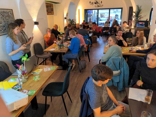 Großes Interesse und viel Spaß beim Pubquiz zum Thema Europa: Teilnehmer*innen im türkischen Restaurant Antakya in Passau | Foto:Dirk Wildt