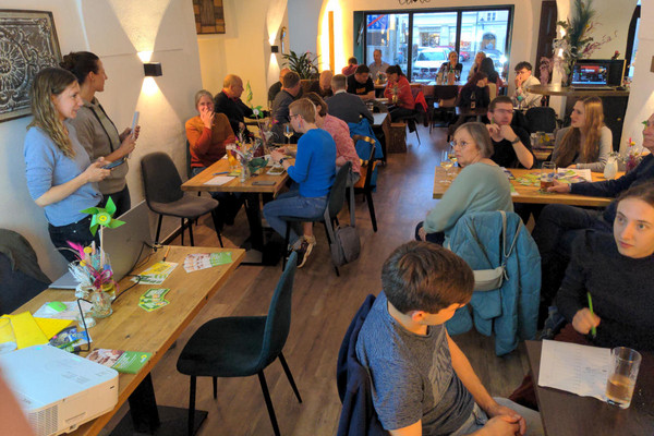 Großes Interesse und viel Spaß beim Pubquiz zum Thema Europa: Teilnehmer*innen im türkischen Restaurant Antakya in Passau | Foto:Dirk Wildt 