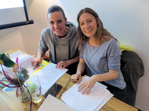 Präsentierten mit viel Charme 25 Fragen zu Europa und zur Europäischen Union: Isabel Sicklinger und Lisa Geiger | Foto: Dirk Wildt