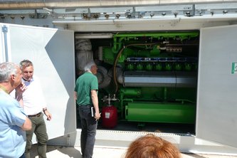 Hinter dicken schalldämpfenden Türen arbeiten zwei 10-Zylinder Motoren und machen Gas zu Strom: Recyclingzentrum Hellersberg/Passau | Foto: Dirk Wildt