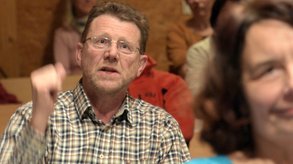 Ganz nah dran am Saldenburger Granit im Bayerischen Wald: Hans Madl-Deinhart, Kreisvorsitzender von den Grünen Freyung/Grafenau - Foto: Hermann Schoyerer