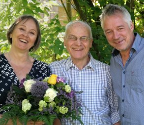 80 Jahre ist Godehard Limmer geworden, 40 davon ist er grün, lobten ihn Diana Niebrügge und Dirk Wildt. Foto: Privat