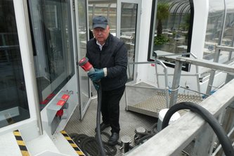 Vor der Abfahrt: der Stecker wird gezogen, das Schiff ist voll getankt. Zwei Kabel leisten jeweils 125 Ampere | Foto: Dirk Wildt