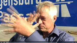 "Sie dürfen mich nicht kontrollieren!", Dirk Wildt, Vorsitzender der Passauer Landkreisgrünen, zeigt der Bayerischen Grenzpolizei eine lange Nase. | Standfoto: TRP1 