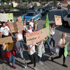 Fridays for Future: Die Demonstration errFridays for Future: Die Demonstration erreicht die Gotfried-Schäfer-Straße, der klima-schädliche Auto-Verkehr staut sich auf der Brücke über dem Inn | Foto: Dirk Wildteicht die Gotfried-Schäfer-Straße, der klima-schädliche Auto-Verkehr staut sich auf der Brücke über dem Inn.