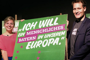 Grüne Kampagne für Europa: Plakat zur Bayerischen Landtagswahl 2018 mit Spitzenduo Katharina Schulze und Ludwig Hartmann. 