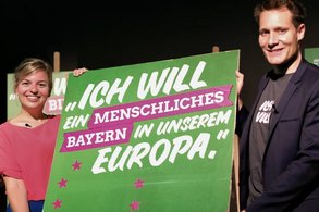 Grüne Kampagne für Europa: Plakat zur Bayerischen Landtagswahl 2018 mit Spitzenduo Katharina Schulze und Ludwig Hartmann.