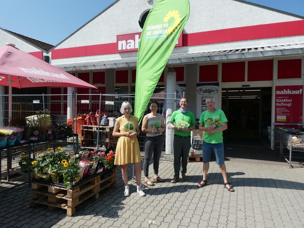 Wahlkampf in Neuhaus am Inn im Landkreis Passau: Direktkandidatin Stefanie Auer mit Vroni Lippl (Gemeinderätin), Franz Strehle und Dirk Wildt (Vorsitzender Landkreis-GRÜNE). Wahlkampf in Neuhaus am Inn im Landkreis Passau: Direktkandidatin Stefanie Auer mit Vroni Lippl (Gemeinderätin), Franz Strehle und Dirk Wildt (Vorsitzender Landkreis-GRÜNE).