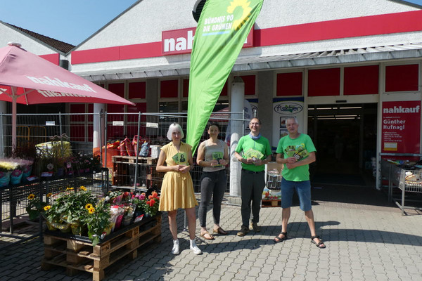 Wahlkampf in Neuhaus am Inn im Landkreis Passau: Direktkandidatin Stefanie Auer mit Vroni Lippl (Gemeinderätin), Franz Strehle und Dirk Wildt (Vorsitzender Landkreis-GRÜNE). 