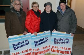 Unterschrieben das Volksbegehren in Neuhaus am Inn: Die SPD-Gemeinderäte Michael Jovanovic, Sabine Mayerhofer, Angelika Zauner gemeinsam mit dem Vorsitzenden der Landkreis-Grünen Dirk Wildt