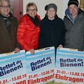 Unterschrieben das Volksbegehren in Neuhaus am Inn: Die SPD-Gemeinderäte Michael Jovanovic, Sabine Mayerhofer, Angelika Zauner gemeinsam mit dem Vorsitzenden der Landkreis-Grünen Dirk Wildt