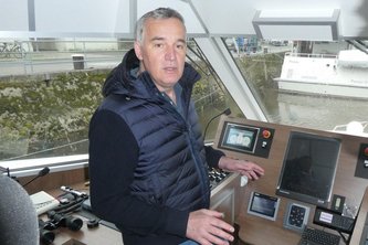 Reeder Florian Noé auf der Brücke. Im Unterschied zu Schiffen mit Verbrennungsmotor ist die Fahrt extrem leise, es gibt keine Vibrationen, keine schlechte Luft und kein Klimakiller-Gas CO2  | Foto: Dirk Wildt