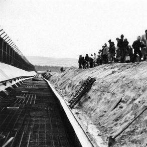 Vilshofener Bürger fuhren mit einem Bus nach Wackersdorf und staunten über die Ausmaße des Bauzauns, der einer Befestigungsanlage glich. | Foto: Brigitte Pollok-Will