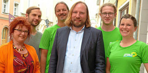  Lauter Grüne unter sich: (v.l.) Erika Träger, Toni Schuberl, Sascha Müller, Anton Hofreiter, Matthias Weigl und Maria Kalin. - Foto: Wildfeuer 