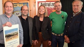 Den Wackersdorf-Kalender von 1987 präsentierte Paul Gross in Ortenburg. Neben ihm (v.l.) Eike Hallitzky, Sylvia Kotting-Uhl, Dirk Wildt, Hans Schuierer. − Foto: Schoyerer