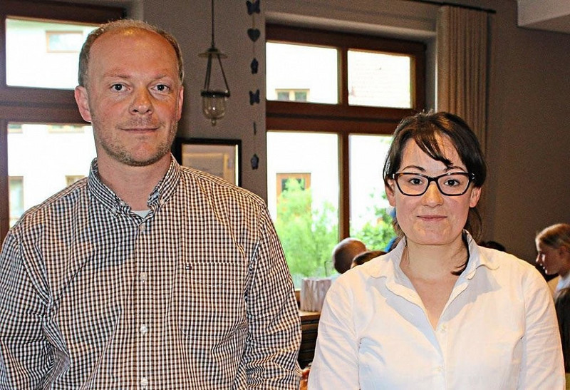 Die Initiatoren der Bürgerinitiative sind die 29-jährige Apothekerin Veronika Lippl und der 40-jährige Maschinenbau-Ingenieur Hans Pilzweger.