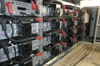 Geballte Power: Die Elektro-Kraft reicht für zwei Tage innerstädtische Rundfahrt. Die Akkus sind im gesamten Rumpf verbaut, kosten mehr als eine halbe Million EUR | Foto: Dirk Wildt