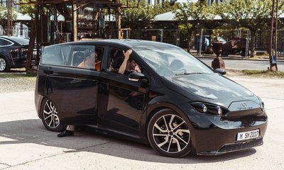 Der Sion ist das erste serienmäßige Elektroauto, dessen Batterie sich auch durch die Sonne aufladen lässt. Und das für nur 16 000 Euro, ohne Batterie. | Foto: Sono Motors