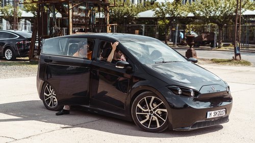 Der Sion ist das erste serienmäßige Elektroauto, dessen Batterie sich auch durch die Sonne aufladen lässt. Und das für nur 16 000 Euro, ohne Batterie. | Foto: Sono Motors