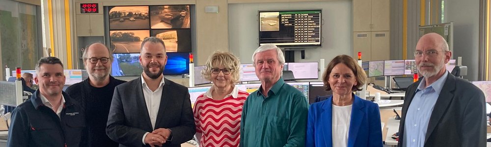 In der Leitstelle in Passau (v.l.n.r): Sebastian Fehrenbach, Eike Hallitzky, Andreas Hanna-Krahl, Brigitte Steidele, Robert Steinbauer, Jutta Koller und Dieter Schlegl (c) privat In der Leitstelle in Passau (v.l.n.r): Sebastian Fehrenbach, Eike Hallitzky, Andreas Hanna-Krahl, Brigitte Steidele, Robert Steinbauer, Jutta Koller und Dieter Schlegl (c) privat