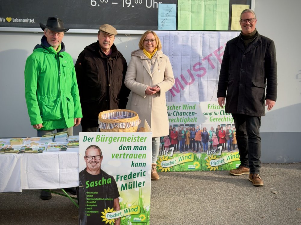 Frischer Wind und Grüne am Wahlkampfstand in Straßkirchen/Salzweg Vier Personen stehen hinter einem Infostand. Sie informieren zur Kommunalwahl 2026 in Bayern.