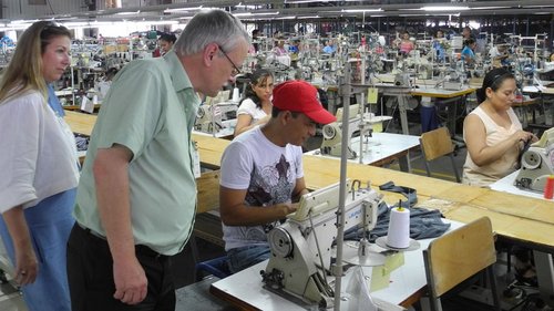 Uwe Kekeritz in einer Textilfabrik in El Salvador