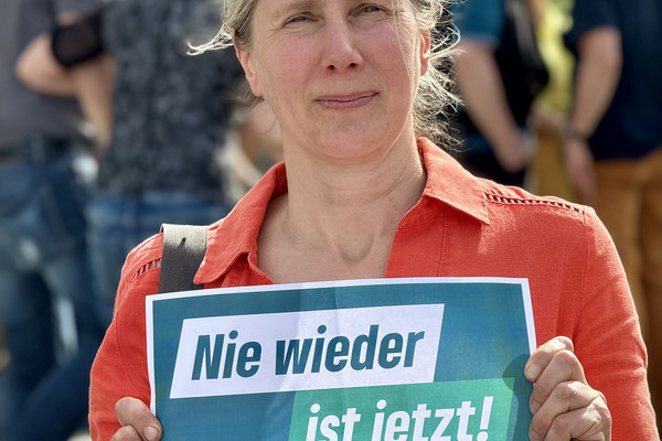 Sonja Kessler, Vorstand Landkreisgrüne. 14. April 2024: Demo für Demokratie und Vielfalt in Rotthalmünster | Foto: Claudia Woller 