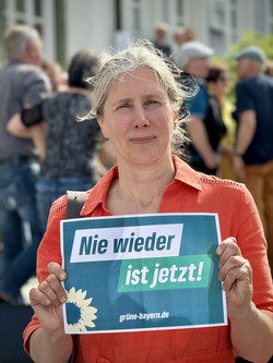 Sonja Kessler, Vorstand Landkreisgrüne. 14. April 2024: Demo für Demokratie und Vielfalt in Rotthalmünster | Foto: Claudia Woller 