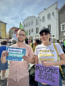 Stefan Winklhofer mit Kreisrätin Susanne Brandhuber. 14. April 2024: Demo für Demokratie und Vielfalt in Rotthalmünster | Foto: Claudia Woller