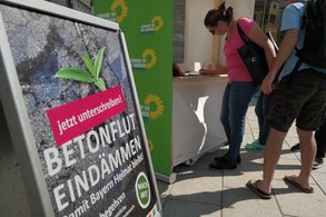Leute unterschreiben für das Volksbegehren Betonflut eindämmen in der Passauer Innenstadt 