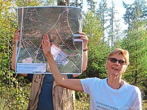 Landschaftsarchitektin Dorothee Hartmann verwies auf die kommunale Bezeichnung "Paradiesstraßerl" und zeigte den bedrohten Bereich auf einem Luftbild.