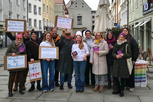 Teilnehmer:innen und Unterstützer:innen der Tanzdemonstration, die pro familia am 14.Februar in der Passauer Fußgängerzone organisierte