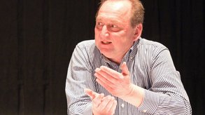 Kritsierte indirekt die Aufrüstung der Polizei mit chemischen Kampfmitteln: Paul Gross von der Gewerkschaft der Polizei - Foto: Hermann Schoyerer