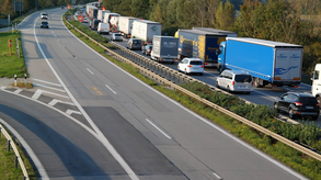Grenzkontrollen: Kilometerlanger Stau auf der Autobahn A3 Richtung Passau.