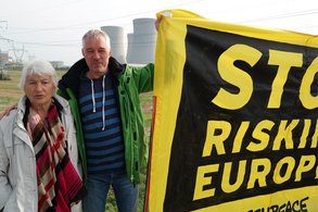 Halo Saibold (Grüne Kreisrätin) mit Dirk Wildt (Grüner Kreisvorsitzender) vor dem AKW Temelin. Das AKW ist wegen einer Panne im Kühlsystem abgeschaltet.