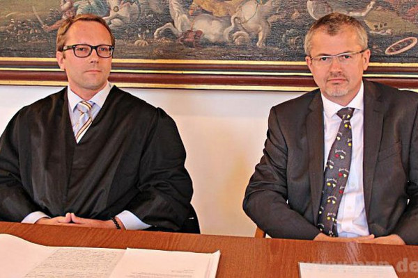 RA Thomas Tauer und Kreisvorsitzender Ulrich Swoboda vor Gericht 