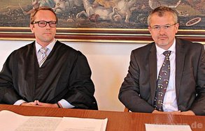 RA Thomas Tauer und Kreisvorsitzender Ulrich Swoboda vor Gericht