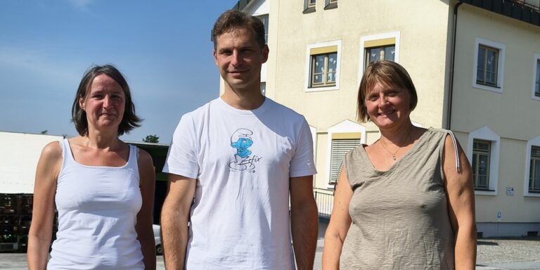 Toni Schuberl (MdL) setzt sich für Tempo 30 vor Interimskindergarten ein