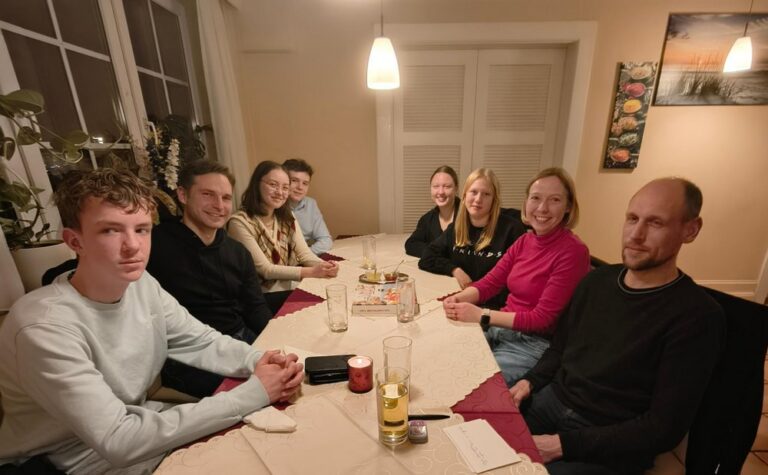 Junge Menschen diskutieren offen über Wehrpflicht, psychische Belastungen und mehr Beteiligung