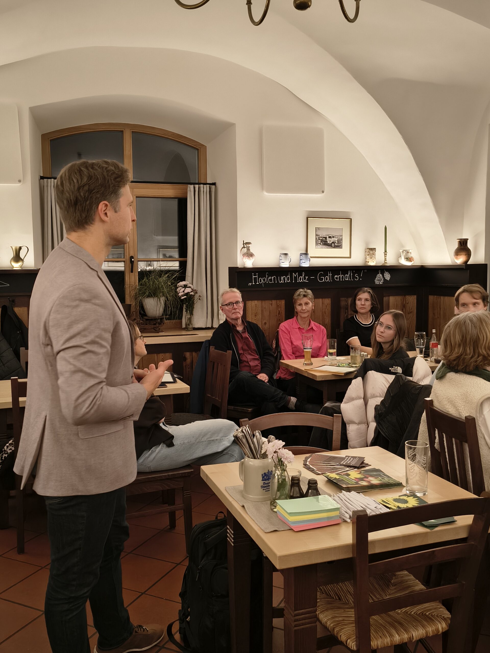 Toni Schuberl, MdL links stehend vor Zuhörern bei einer Veranstaltung in einem Gasthaus